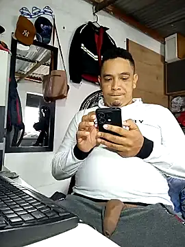 Cristianherrera online show from October 12, 2025, 6:20 pm