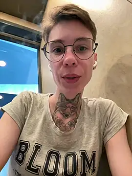 HoneySquirrel online show from May 4, 2026, 5:49 pm