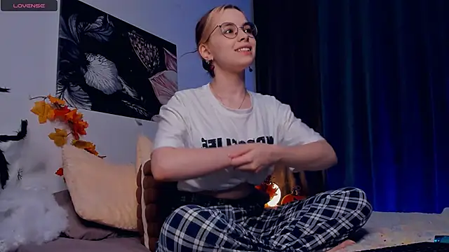 Snapshot of VedaSchulz chatting on November 1, 2025, 7:19 pm VedaSchulz online show from November 1, 2025, 7:19 pm