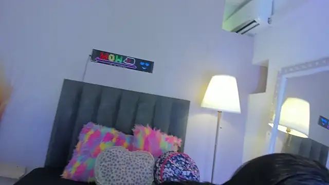 KendraChavez  online show from February 15, 2026, 8:52 pm