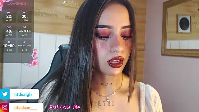 Abril Velvet a  online show from November 7, 2025, 1:37 pm