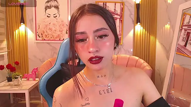 Abril Velvet a  online show from December 21, 2025, 7:59 pm