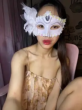 TiNa 04 online show from October 9, 2025, 11:05 pm