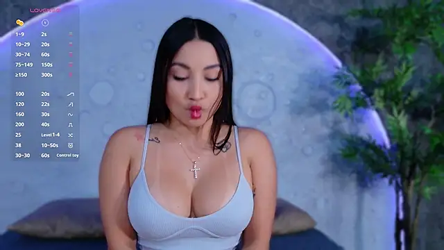 ReinaChloe online show from April 10, 2026, 4:36 pm