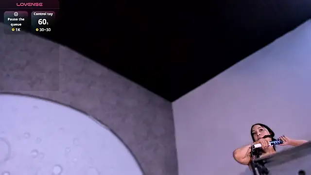 ReinaChloe online show from February 19, 2026, 4:04 pm