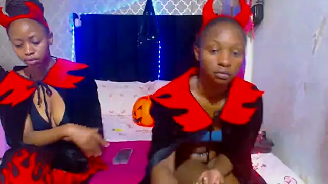 LonelyQueenxx25 online show from October 31, 2025, 7:32 pm