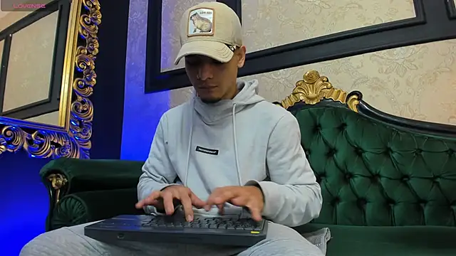 Snapshot of AlessandroKiing chatting on September 28, 2025, 2:35 pm AlessandroKiing online show from September 28, 2025, 2:35 pm