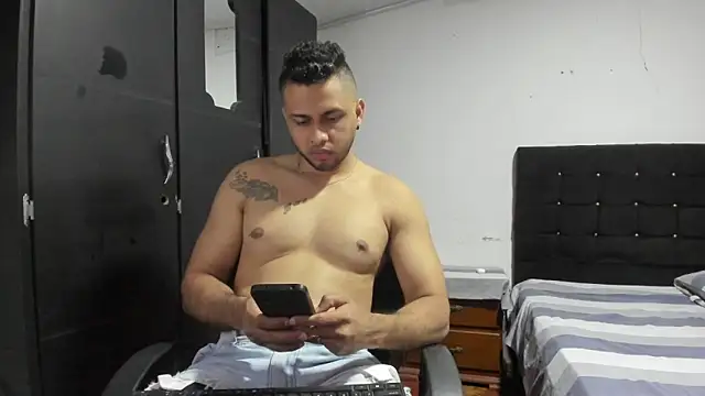 Snapshot of Ryan_xc1 chatting on April 15, 2026, 2:28 am Ryan xc1 online show from April 15, 2026, 2:28 am