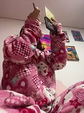 larsonbeverly online show from March 23, 2026, 4:01 am