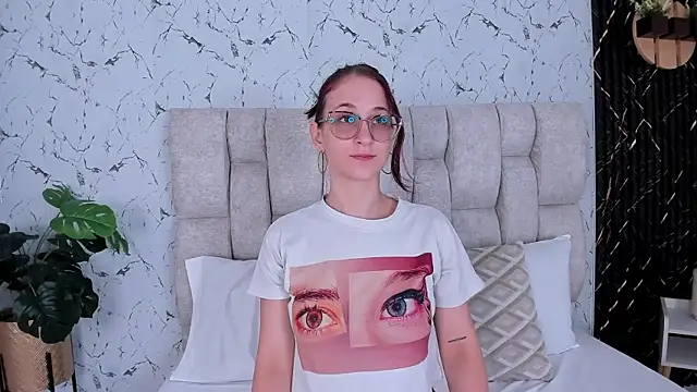 Laura Ivy online show from November 11, 2025, 12:55 pm