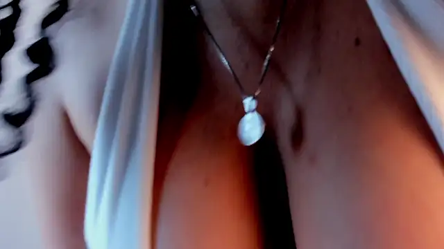 cristhi esterling online show from October 27, 2025, 12:28 pm