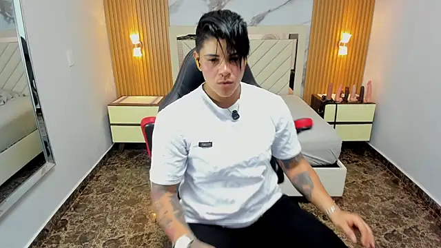 KAROLLJONES1 online show from April 16, 2026, 7:36 pm