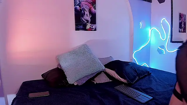 Room 69x online show from September 19, 2025, 1:04 pm