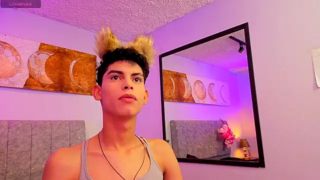 Room 69x online show from September 26, 2025, 12:23 pm