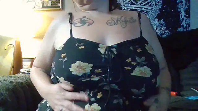 Snapshot of ThickkkMama420 chatting on May 17, 2026, 5:57 pm ThickkkMama420 online show from May 17, 2026, 5:57 pm