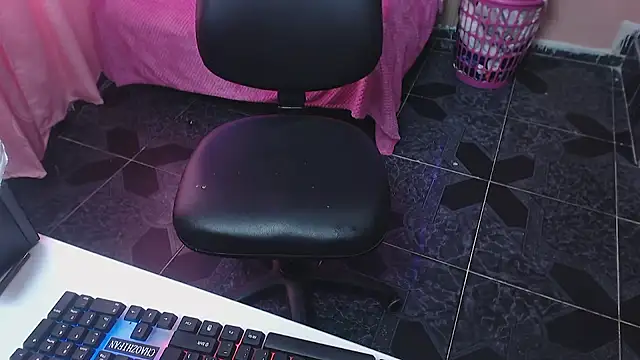 alaia blue online show from December 3, 2025, 1:43 pm