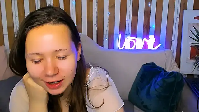 Laura Ellinss online show from October 3, 2025, 12:36 am