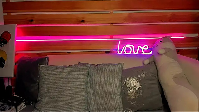 Laura Ellinss online show from September 20, 2025, 8:30 am