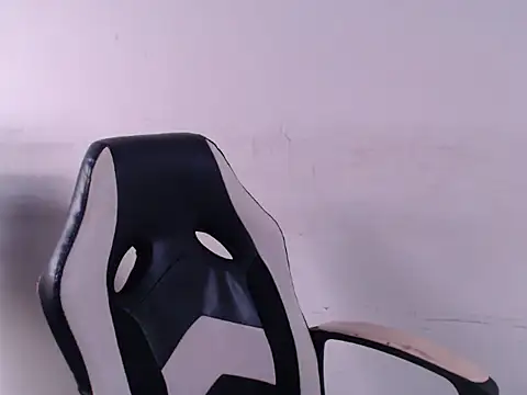 CloeStron online show from November 26, 2025, 3:23 pm