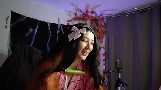 lunnaa  online show from October 30, 2025, 4:11 am