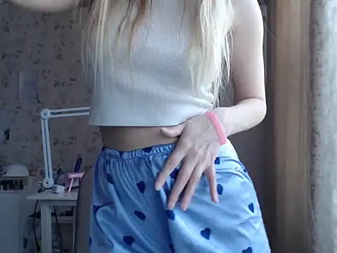 Snapshot of LollaxBunny chatting on March 8, 2026, 8:39 am LollaxBunny online show from March 8, 2026, 8:39 am