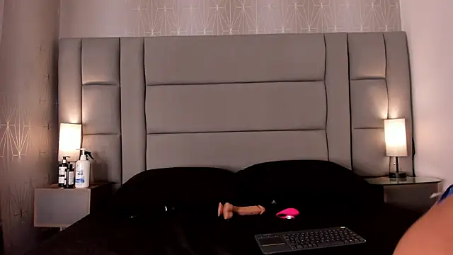 Mia-Medina online show from December 19, 2025, 7:38 pm