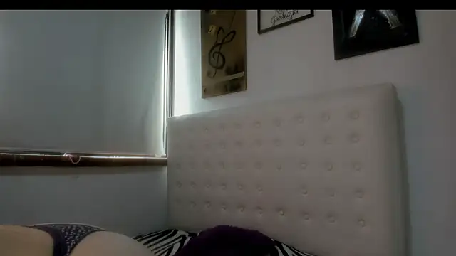 Snapshot of Roxannelorence_ chatting on October 20, 2025, 4:40 pm Roxannelorence online show from October 20, 2025, 4:40 pm