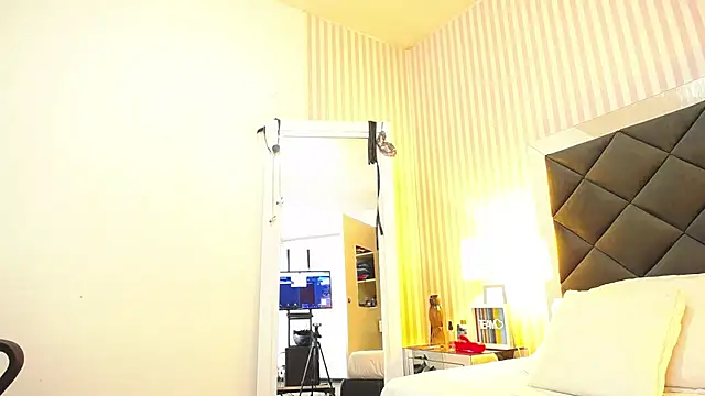 ViictoriaJones  online show from November 25, 2025, 12:05 pm