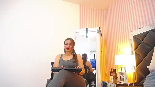 ViictoriaJones  online show from December 17, 2025, 12:43 pm