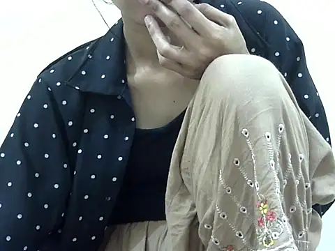 smallcuute online show from November 26, 2025, 8:47 am