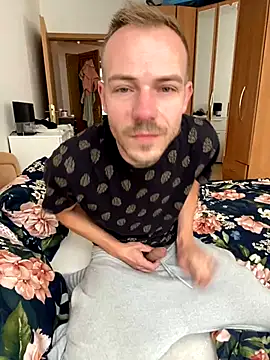 Skinny0150 online show from October 26, 2025, 7:42 am