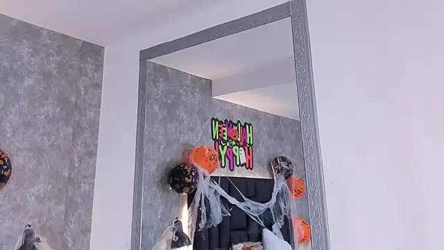 crystaldarliing online show from October 28, 2025, 3:44 pm