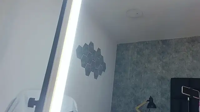 crystaldarliing online show from April 13, 2026, 4:22 pm