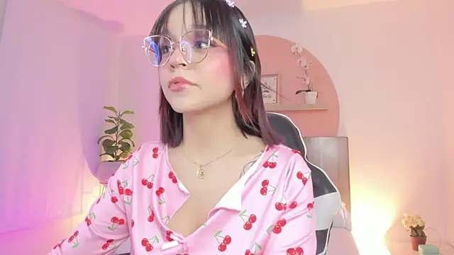 Clara Luu online show from May 15, 2026, 2:42 am