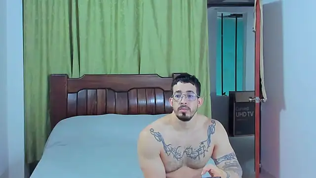 Snapshot of Hunter_Hoott chatting on January 17, 2026, 11:52 pm Hunter Hoott online show from January 17, 2026, 11:52 pm