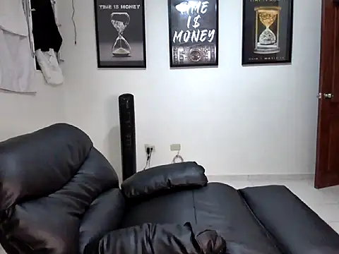 Snapshot of Dollarhot30 chatting on April 14, 2026, 4:28 am Dollarhot30 online show from April 14, 2026, 4:28 am