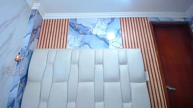 CharlotteSchmidtt online show from January 8, 2026, 11:27 am