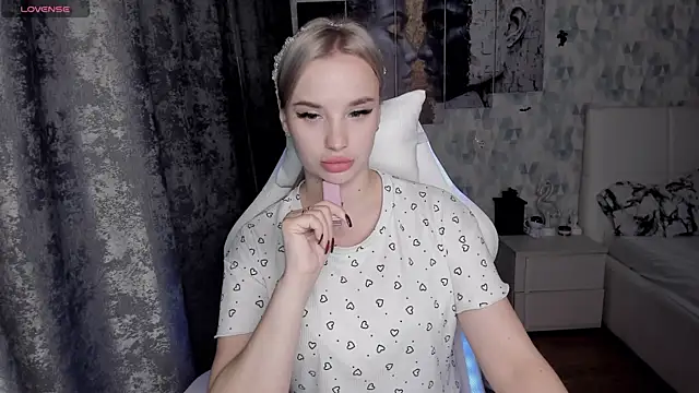 KiraKrox online show from November 3, 2025, 7:39 pm