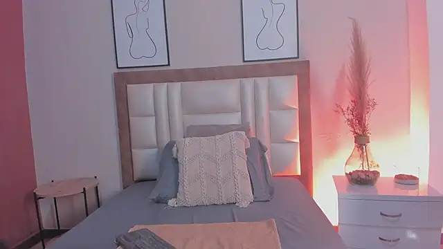 SamantaVee online show from September 10, 2025, 11:53 am