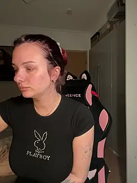 Snapshot of OliviaaFischer chatting on April 10, 2026, 7:32 pm OliviaaFischer online show from April 10, 2026, 7:32 pm