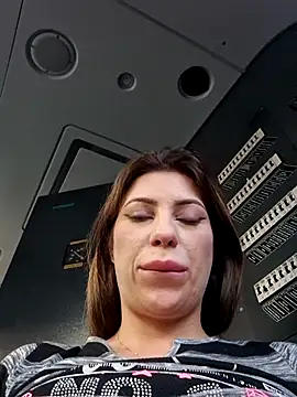 Snapshot of AlexAlice12 chatting on October 1, 2025, 2:21 pm AlexAlice12 online show from October 1, 2025, 2:21 pm