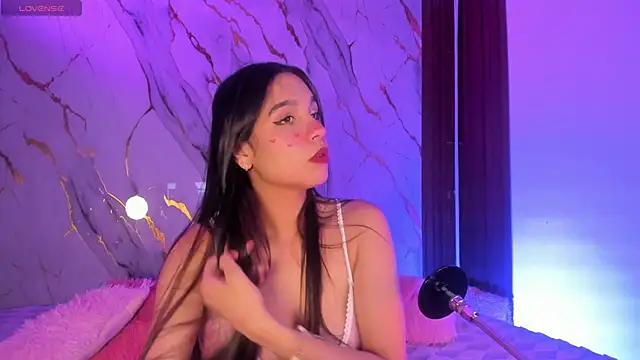 Emmiicute online show from November 17, 2025, 2:26 am