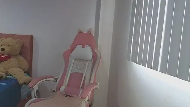 Crystal Star  online show from October 27, 2025, 1:23 pm