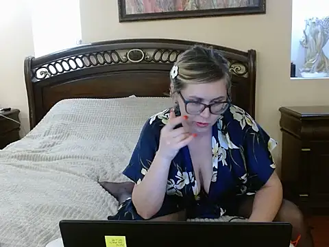 Crystal00Girl online show from November 14, 2025, 7:39 pm