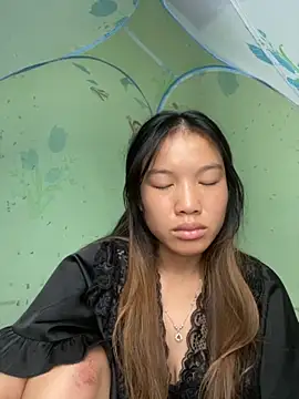 Snapshot of QueenLink chatting on October 4, 2025, 3:41 am QueenLink online show from October 4, 2025, 3:41 am