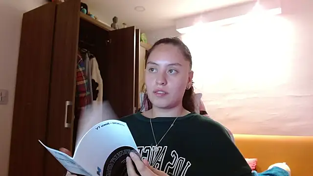 Snapshot of madissooon__ chatting on November 12, 2025, 4:05 am madissooon online show from November 12, 2025, 4:05 am