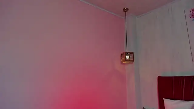 elisabethflores online show from June 18, 2026, 8:58 pm