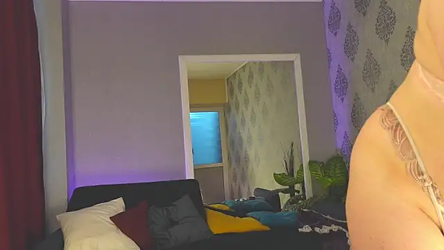 PeachyPixiee online show from May 15, 2026, 7:06 am