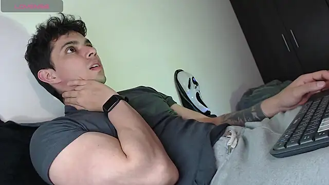 yourfavoriteboy   online show from October 16, 2025, 9:34 pm