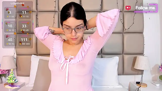 MiaMillers1 online show from December 18, 2025, 11:14 am